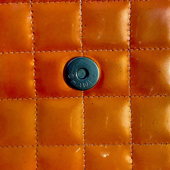 Chanel vintage unique patent leather clutch w/chain, pink and orange - Picture 14 of 15